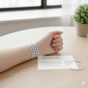 A size guide showing how to measure a woman’s wrist for the perfect cable chain bracelet fit.