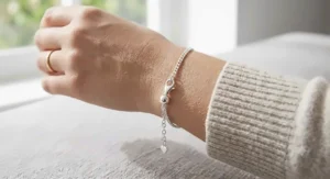 Detailed illustration of the secure clasp on an adjustable tarnish-resistant silver bracelet for daily wear