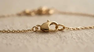 Detail shot of the secure clasp on a pearl bracelet for sensitive skin designed to prevent irritation.